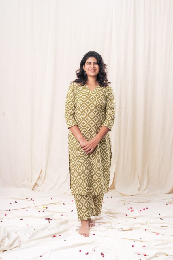 Green Straight Kurta Set - Image 4