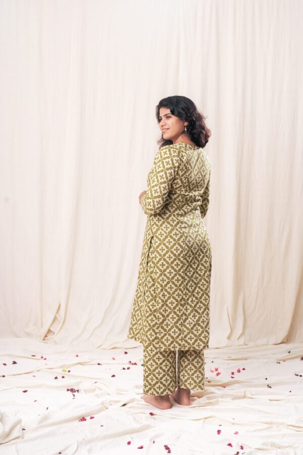 Green Straight Kurta Set - Image 3